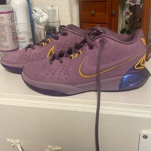 Fairly new Lebron 21 purple rain basketball shoes!